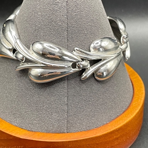 Vintage Crown Trifari Silver Tone Leaf Link Bracelet - Picture 3 of 12